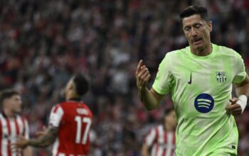 Striker Barcelona, Robert Lewandowski, merayakan gol yang dicetaknya dalam laga Liga Spanyol melawan Athletic Bilbao, Minggu (25/5/2025) di San Mames.
