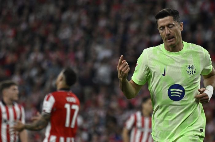 Striker Barcelona, Robert Lewandowski, merayakan gol yang dicetaknya dalam laga Liga Spanyol melawan Athletic Bilbao, Minggu (25/5/2025) di San Mames.