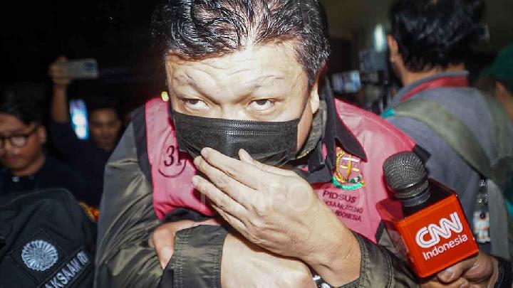 Tersangka kasus korupsi yang juga mantan Direktur Utama PT Sritex, Iwan Setiawan Lukminto menuju mobil tahanan di Gedung Jaksa Agung Muda Pidana Khusus (Jampidsus), Jakarta, 21 Mei 2025. Kejaksaan Agung (Kejagung) menangkap Direktur Utama PT Sritex periode 2014-2023, Iwan Setiawan Lukminto dalam kasus korupsi pemberian kredit bank kepada PT Sritex, bersama mantan Direktur Utama Bank DKI Jakarta Zainuddin Mapa, serta mantan pimpinan Divisi Korporasi dan Komersial Bank Jawa Barat Banten (BJB) Dicky Syahbandinata sebagai tersangka kasus korupsi pemberian kredit. Tempo/Martin Yogi Pardamean