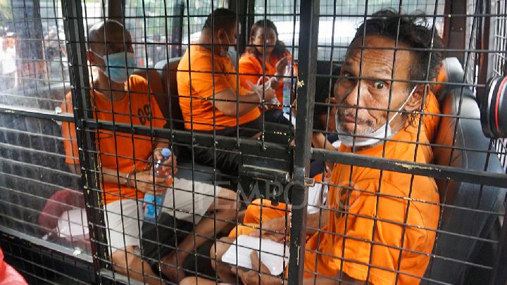 Sejumlah tersangka kasus premanisme dalam Operasi Berantas Jaya 2025 di Polda Metro Jaya, Jakarta, 26 Mei 2025. Polda Metro Jaya menggelar Operasi Berantas Jaya 2025 dengan melakukan penindakan terhadap pelaku premanisme, debt collector illegal, dan kelompok geng motor pada 9 Mei sampai 23 Mei. Dalam operasi ini, Polda Metro Jaya menangkap 348 tersangka dari 251 kasus yang terjadi di wilayah operasi Polda Metro Jaya. Tempo/Ilhan Balindra