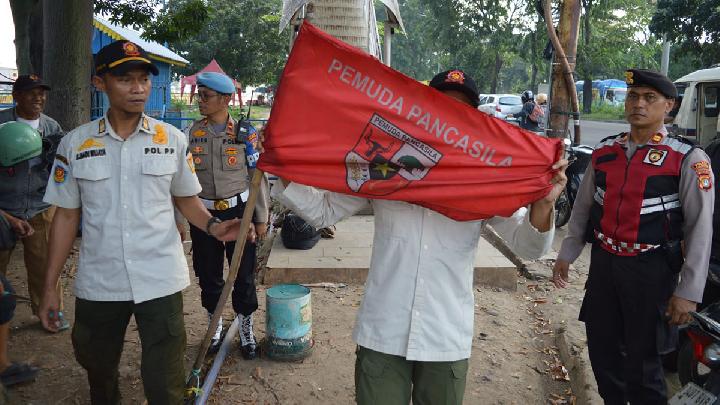 Polsek Kalideres melakukan penertiban atribut ormas Pemuda Pancasila yang dipasang di wilayah sekitar Kalideres, Jakarta, 28 Mei 2025. Dok. Polda Metro Jaya