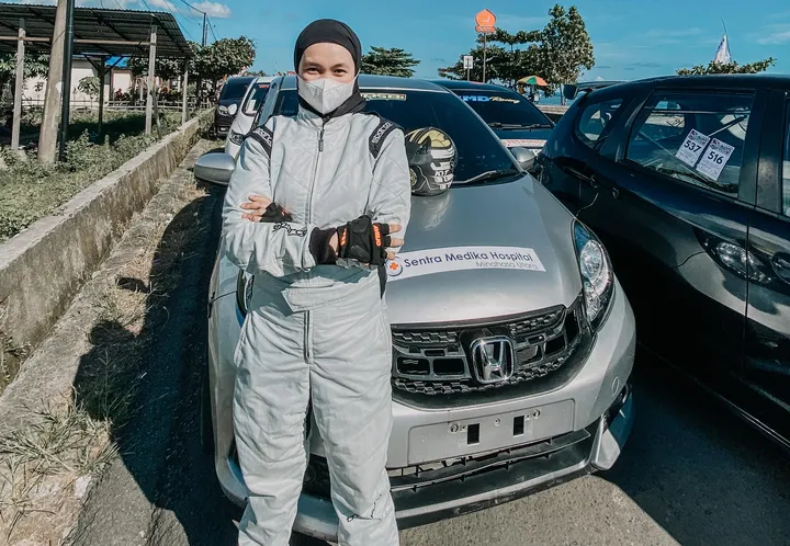 Svita Eka Ristie Ramdhan, Ibu Rumah Tangga yang Siap Tancap Gas di Sirkuit Halilintar Drag Race and Bike Bolsel 2025 /