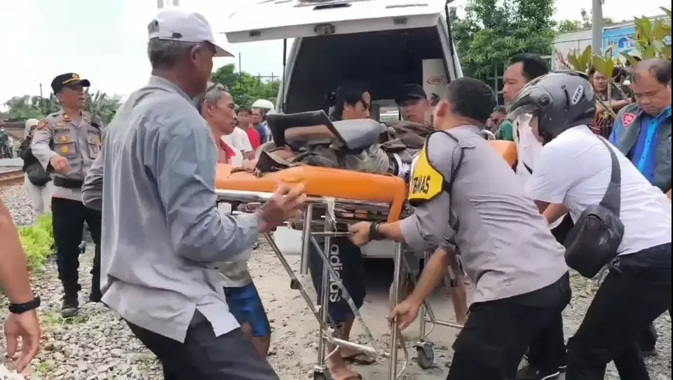 Petugas mengevakuasi korban kecelakaan kereta api di Kelurahan Mangge Kecamatan Barat Kabupaten Magetan, Senin (19/5/2025). (Beritasatu.com/Tova Pradana)
