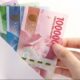 Pemerintah akan memberikan Bantuan Subsidi Upah (BSU) bagi pekerja dengan gaji di bawah Rp3,5 juta atau upah minimum provinsi (UMP) serta guru honorer. (Sumber: Kompas.com/Shutterstock)