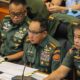 Panglima TNI Jenderal TNI Agus Subiyanto (tengah) didampingi KSAD Jenderal TNI Maruli Simanjuntak (kanan), dan Irjen TNI Letjen TNI Muhammad Saleh Mustafa (kiri) menyampaikan paparan saat rapat kerja dengan Komisi I DPR di Kompleks Parlemen, Senayan, Jakarta, Kamis (13/3/2025). Rapat tersebut untuk mendapatkan masukan terkait perubahan UU No 34 Tahun 2004 tentang TNI khususnya berkenaan dengan prinsip supremasi sipil yang menjadi landasan utama negara demokrasi. ANTARA FOTO/Asprilla Dwi Adha/YU(ASPRILLA DWI ADHA)