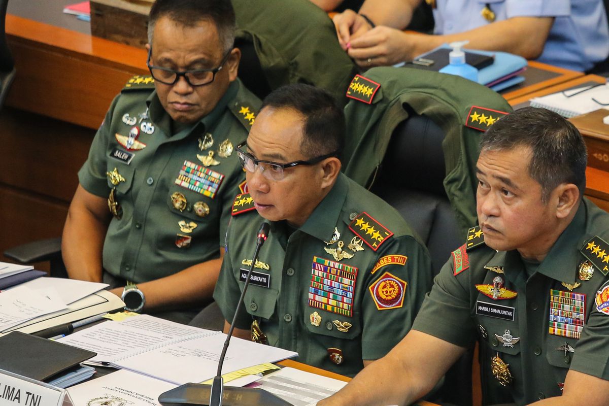 Panglima TNI Jenderal TNI Agus Subiyanto (tengah) didampingi KSAD Jenderal TNI Maruli Simanjuntak (kanan), dan Irjen TNI Letjen TNI Muhammad Saleh Mustafa (kiri) menyampaikan paparan saat rapat kerja dengan Komisi I DPR di Kompleks Parlemen, Senayan, Jakarta, Kamis (13/3/2025). Rapat tersebut untuk mendapatkan masukan terkait perubahan UU No 34 Tahun 2004 tentang TNI khususnya berkenaan dengan prinsip supremasi sipil yang menjadi landasan utama negara demokrasi. ANTARA FOTO/Asprilla Dwi Adha/YU(ASPRILLA DWI ADHA)