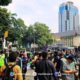Foto: Sejumlah pengemudi ojek online yang akan melakukan unjuk rasa mulai berkumpul di lokasi demonstrasi ojek online di sekitar Monas, Jakarta, Selasa