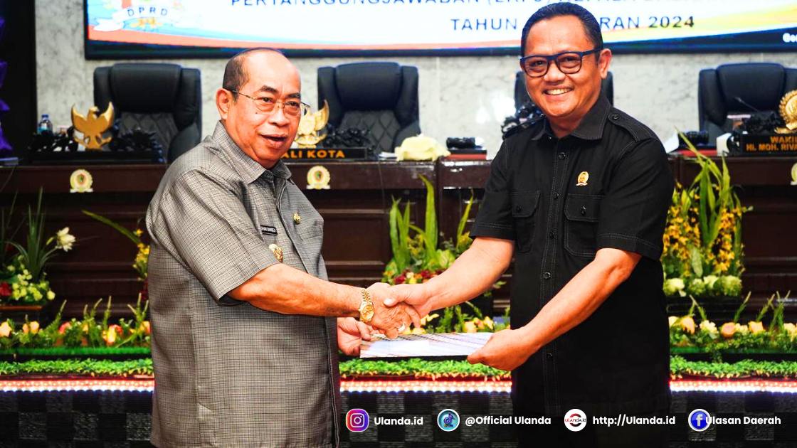 Walikota menyerahkan Ranperda Insentif Investor kepada DPRD (Fhoto "dok. istimewa dinas Kominfo)