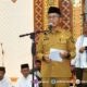 Sekretaris Daerah (Sekda) Kota Gorontalo, Ismail Madjid saat memberikan sambutan di acara pelepasan ratusan jemaah calon haji (JCH) asal Kota Gorontalo yang berlangsung di Masjid Agung Baiturrahim, Senin (19/5/2025). (Foto: Humas Pemkot Gorontalo)