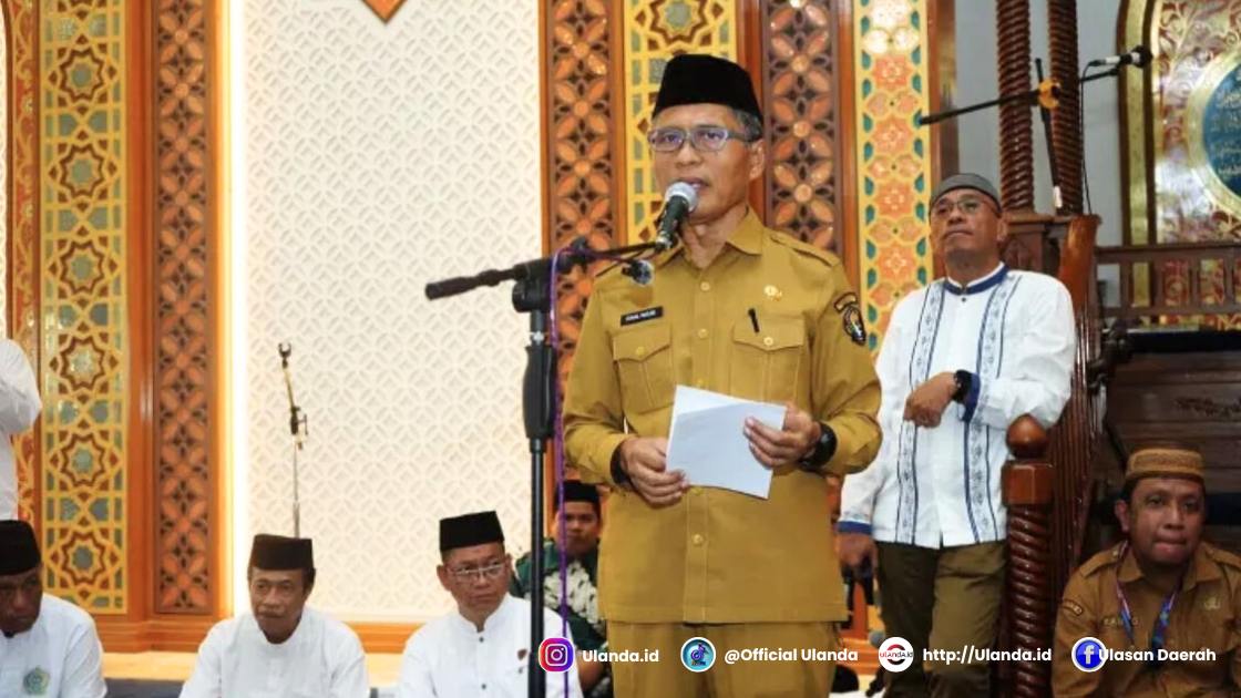 Sekretaris Daerah (Sekda) Kota Gorontalo, Ismail Madjid saat memberikan sambutan di acara pelepasan ratusan jemaah calon haji (JCH) asal Kota Gorontalo yang berlangsung di Masjid Agung Baiturrahim, Senin (19/5/2025). (Foto: Humas Pemkot Gorontalo)