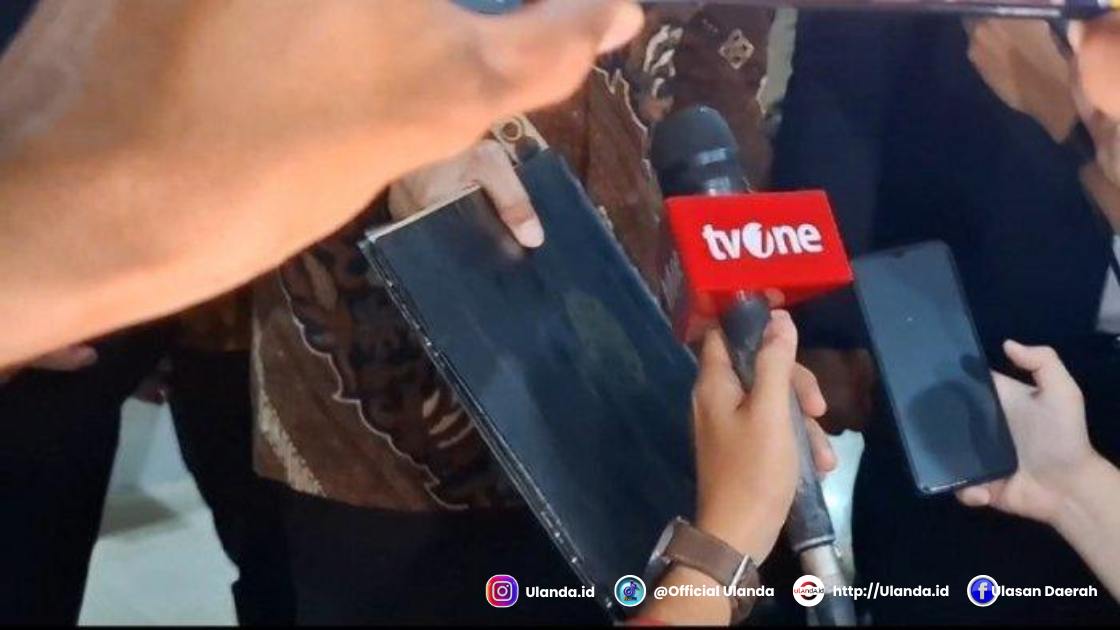 IJAZAH JOKOWI: Penampakan map warna hitam yang disebut berisi ijazah Jokowi, saat ditenteng usai pemeriksaan di Bareskrim Mabes Polri, Jakarta, Selasa(20/5/2025). Pada map hitam yang ditenteng Jokowi itu terlihat logo Universitas Gadjah Mada (UGM) yang warnanya mulai pudar. Warna map berukuran A4 itu juga tampak sudah memudar. Di atas logo UGM terdapat tulisan “Universitas Gadjah Mada Yogyakarta” dan “Ir Joko Widodo”. Sayangnya, Jokowi tak membuka isi map tersebut di hadapan awak media.