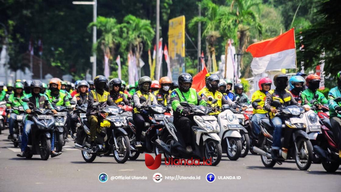 Sejumlah pengemudi ojek online melakukan pawai saar berunjuk rasa di Kota Serang, Banten, Kamis (19/9/2024). ANTARA FOTO/Muhammad Bagus Khoirunas/YU