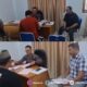 Kasubditgakkum, Aipda Ismail Boudelo dan Bripka Adi Junaidi Botutihe saat menyerahkan berkas perkara kaus bom ikan, bersama tiga tersangka dan barang bukti ke Kejaksaan Negeri Pohuwato. (foto.istimewa)