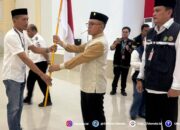 Wakil Ketua DPRD Provinsi Gorontalo, Hi. La Ode Haimudin, secara resmi melepas keberangkatan calon jamaah haji kloter 32 musim haji 1446 Hijriah/2025 Masehi, Jumat (23/5), di Asrama Haji Provinsi Gorontalo.