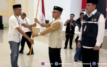 Wakil Ketua DPRD Provinsi Gorontalo, Hi. La Ode Haimudin, secara resmi melepas keberangkatan calon jamaah haji kloter 32 musim haji 1446 Hijriah/2025 Masehi, Jumat (23/5), di Asrama Haji Provinsi Gorontalo.