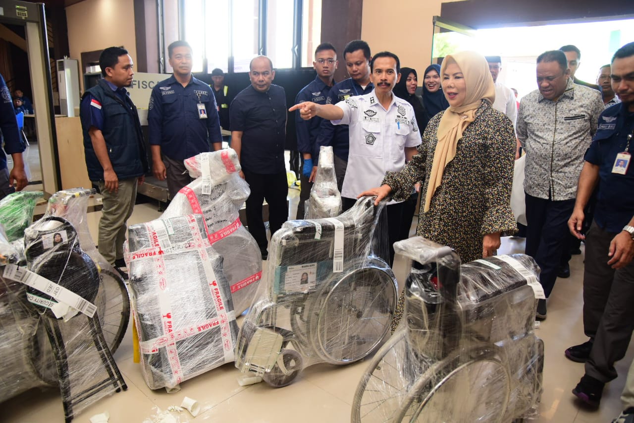 Wakil Gubernur Gorontalo Idah Syahidah Rusli Habibie meninjau langsung kesiapan keberangkatan Calon Jemaah Haji (CJH). Foto – Nova Diskominfotik