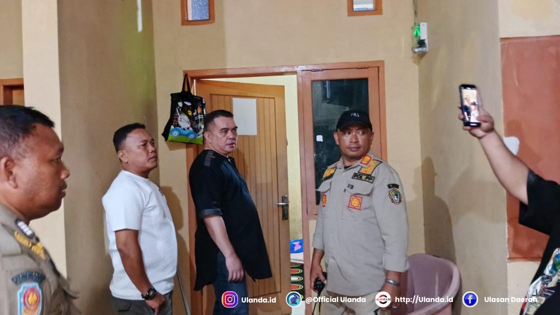 Kepala Satpol PP Kota Gorontalo, Mulki Datau bersama jajarannya. (fhoto.dok)
