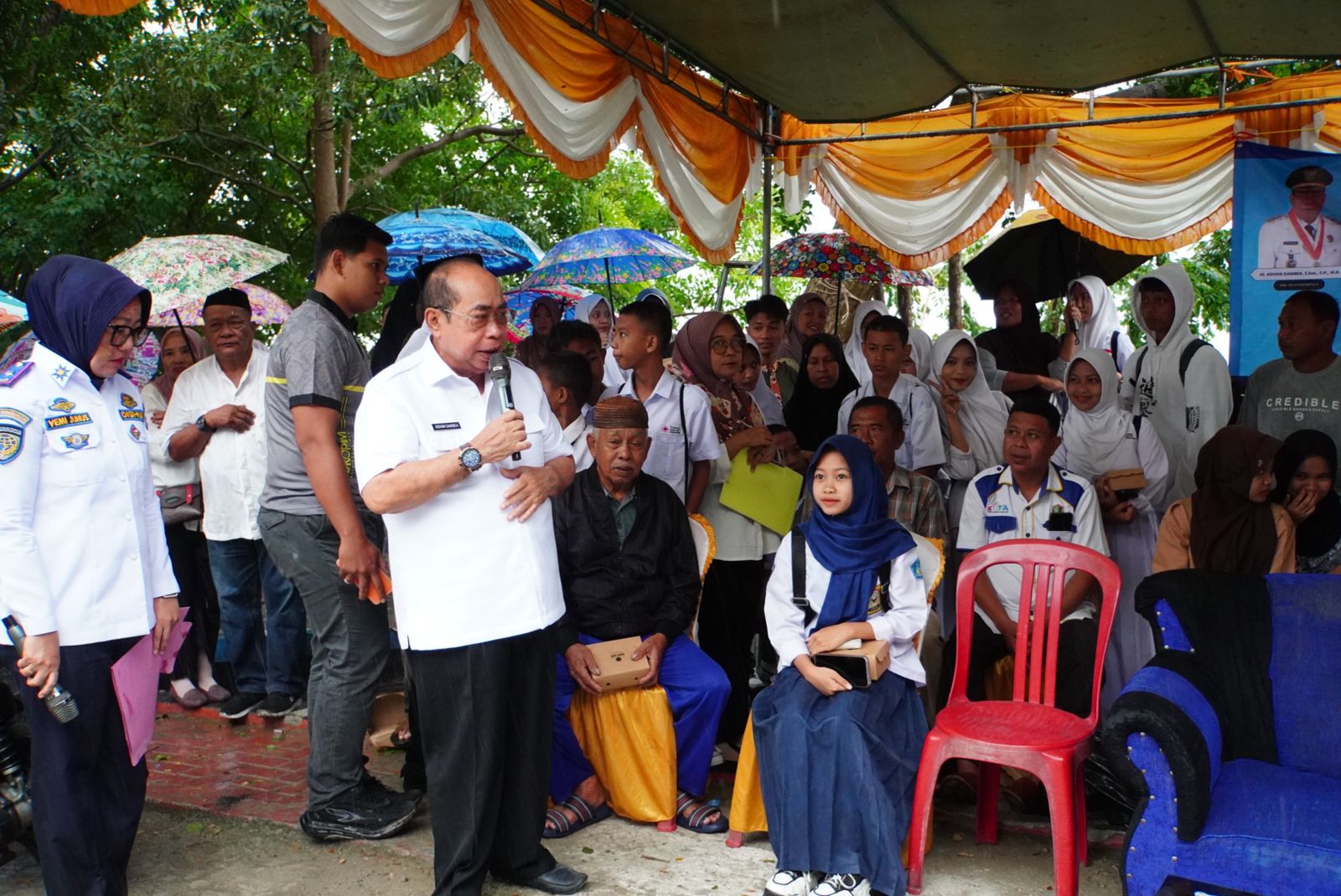 Walikota saat mencanangkan kembali Bus Gratis bagi siswa - siswi pelosok