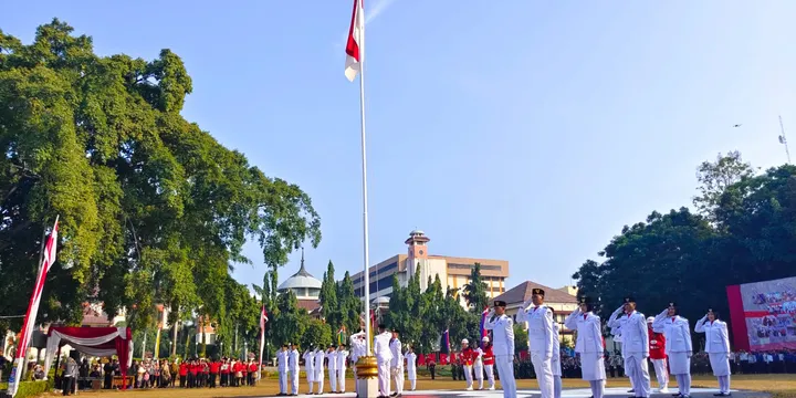 Pengibaran bendera Indonesia pada peringatan HUT ke-78 Kemerdekaan Indonesia di Balai Kota Depok. (Liputan6.com/Dicky Agung Prihanto) (©@ 2023 merdeka.com)