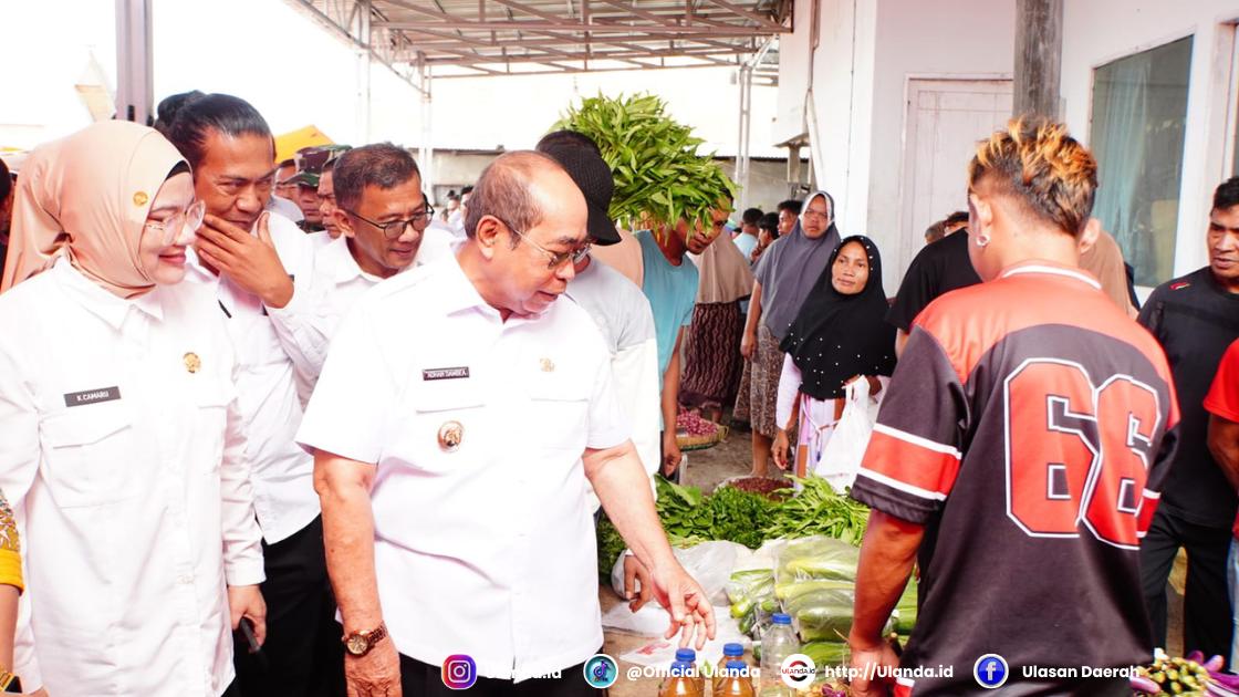 Wali Kota Gorontalo Adhan Dambea meninjau stok bahan pokok dan mendorong pelibatan produk UMKM lokal di ritel modern (Fhoto.dok.humas)