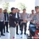 Kapolres Pohuwato, AKBP H. Busroni, S.I.K., M.H., menyerahkan sepeda motor baru kepada Iwan Amlia (50), pedagang es keliling yang motornya dibakar pelaku premanisme pada 26 Mei 2025 lalu