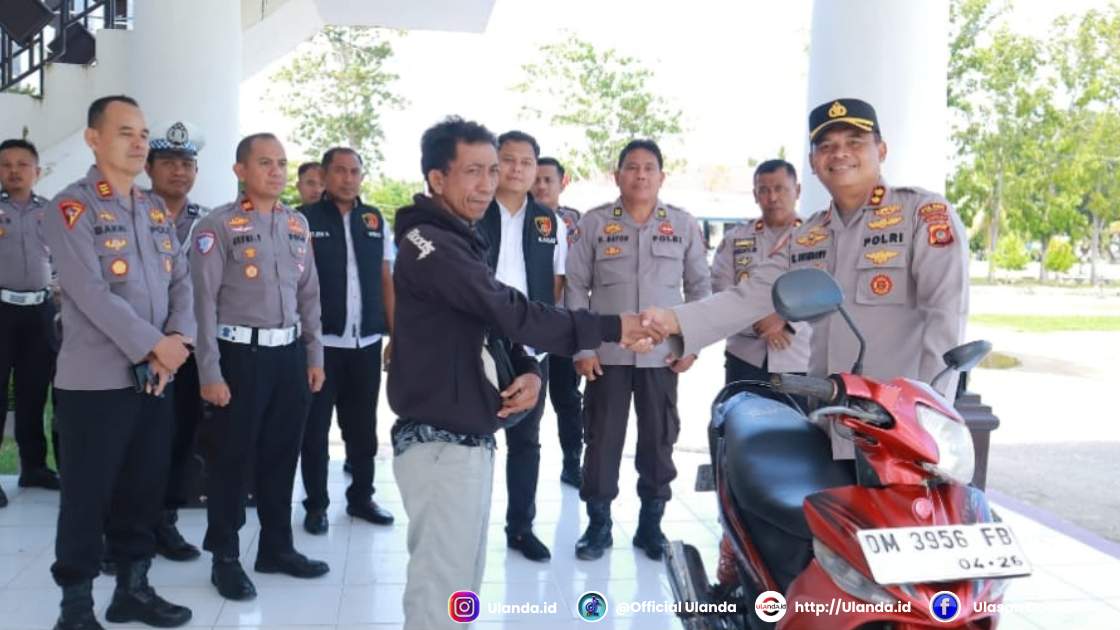 Kapolres Pohuwato, AKBP H. Busroni, S.I.K., M.H., menyerahkan sepeda motor baru kepada Iwan Amlia (50), pedagang es keliling yang motornya dibakar pelaku premanisme pada 26 Mei 2025 lalu