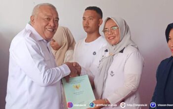 Wakil Bupati Gorontalo H. Tonny S. Junus menyerahkan sertifikat tanah program Pendaftaran Tanah Sistematis Lengkap (PTSL) kepada warga Desa Huidu