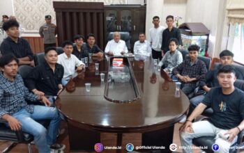 Wabup Tonny S. Junus menerima massa aksi diruang kerjanya