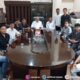Wabup Tonny S. Junus menerima massa aksi diruang kerjanya