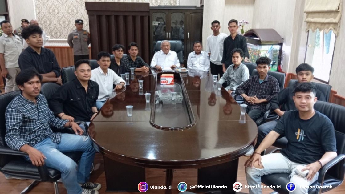 Wabup Tonny S. Junus menerima massa aksi diruang kerjanya