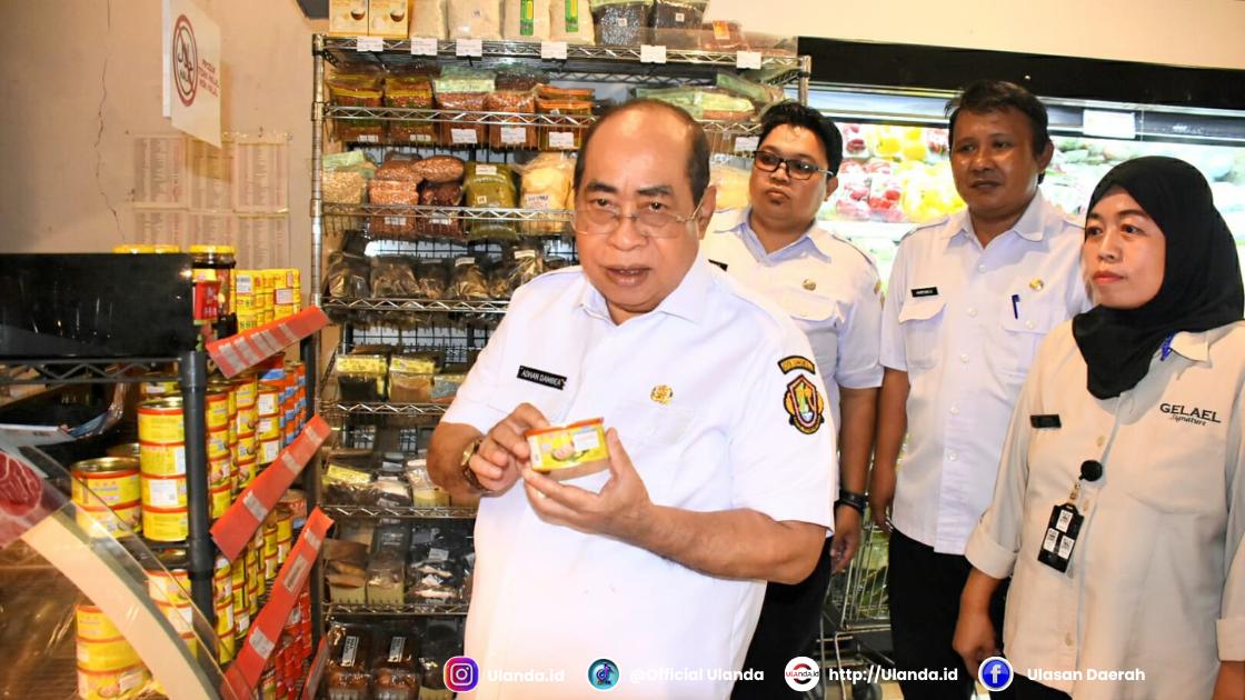 Wali Kota Gorontalo Adhan Dambea meninjau stok bahan pokok dan mendorong pelibatan produk UMKM lokal di ritel modern (Fhoto.dok.humas)