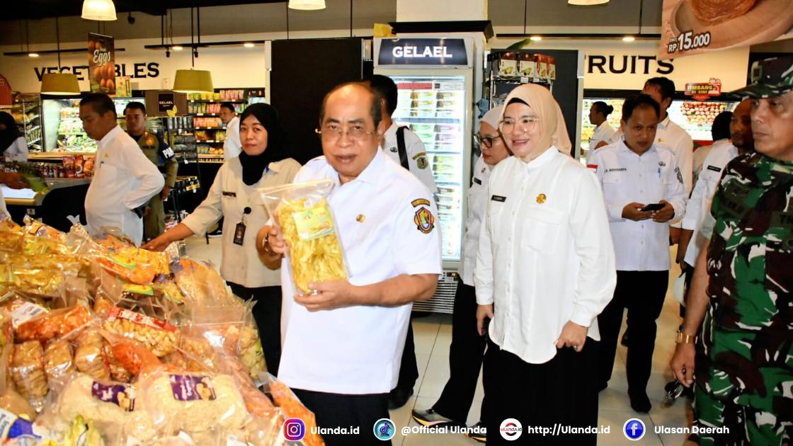 Wali Kota Gorontalo Adhan Dambea meninjau stok bahan pokok dan mendorong pelibatan produk UMKM lokal di ritel modern (Fhoto.dok.humas)