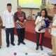 Penyerahan cinderamata dari dekan Fakultas Hukum Untad, Awaluddin kepada narasumber, Amanah Nurish.