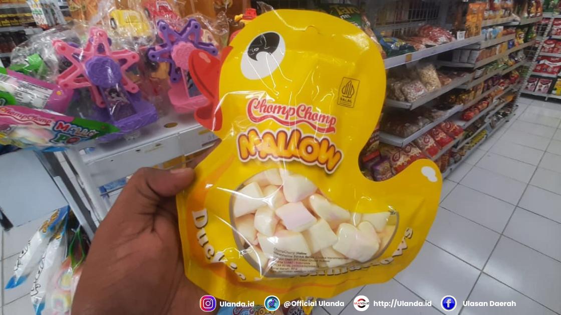 makanan ringan berlabel Champ Melow yang diduga mengandung unsur babi (porcine).