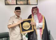Kepala Badan Penyelenggara Haji (BP Haji) Mochamad Irfan Yusuf (Gus Irfan) bertemu dengan Deputi Menteri Haji Arab Saudi membahas evaluasi haji 2025 hingga persiapan musim haji 2026, di Jeddah, Arab Saudi, Selasa (10/6/2025).(Dok. Humas BP Haji) Artikel ini telah tayang di Kompas.com dengan judul "BP Haji Temui Deputi Menteri Haji Arab Saudi: Negosiasi Kuota Haji, Maksimal 2 Syarikah", Klik untuk baca: https://nasional.kompas.com/read/2025/06/12/05440021/bp-haji-temui-deputi-menteri-haji-arab-saudi--negosiasi-kuota-haji-maksimal. Kompascom+ baca berita tanpa iklan: https://kmp.im/plus6 Download aplikasi: https://kmp.im/app6