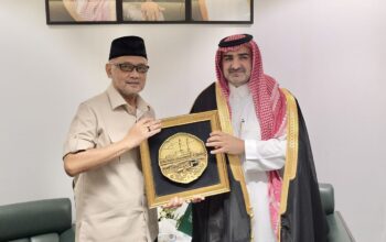 Kepala Badan Penyelenggara Haji (BP Haji) Mochamad Irfan Yusuf (Gus Irfan) bertemu dengan Deputi Menteri Haji Arab Saudi membahas evaluasi haji 2025 hingga persiapan musim haji 2026, di Jeddah, Arab Saudi, Selasa (10/6/2025).(Dok. Humas BP Haji) Artikel ini telah tayang di Kompas.com dengan judul "BP Haji Temui Deputi Menteri Haji Arab Saudi: Negosiasi Kuota Haji, Maksimal 2 Syarikah", Klik untuk baca: https://nasional.kompas.com/read/2025/06/12/05440021/bp-haji-temui-deputi-menteri-haji-arab-saudi--negosiasi-kuota-haji-maksimal. Kompascom+ baca berita tanpa iklan: https://kmp.im/plus6 Download aplikasi: https://kmp.im/app6