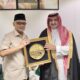 Kepala Badan Penyelenggara Haji (BP Haji) Mochamad Irfan Yusuf (Gus Irfan) bertemu dengan Deputi Menteri Haji Arab Saudi membahas evaluasi haji 2025 hingga persiapan musim haji 2026, di Jeddah, Arab Saudi, Selasa (10/6/2025).(Dok. Humas BP Haji) Artikel ini telah tayang di Kompas.com dengan judul "BP Haji Temui Deputi Menteri Haji Arab Saudi: Negosiasi Kuota Haji, Maksimal 2 Syarikah", Klik untuk baca: https://nasional.kompas.com/read/2025/06/12/05440021/bp-haji-temui-deputi-menteri-haji-arab-saudi--negosiasi-kuota-haji-maksimal. Kompascom+ baca berita tanpa iklan: https://kmp.im/plus6 Download aplikasi: https://kmp.im/app6