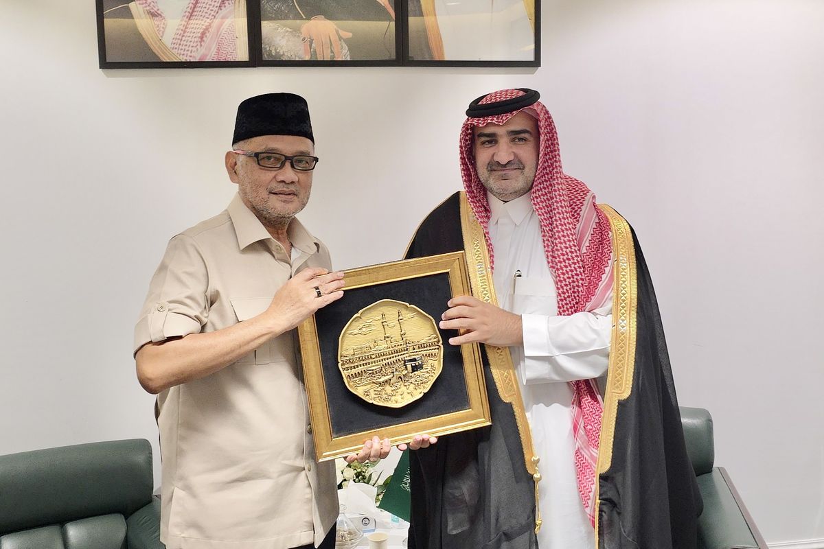Kepala Badan Penyelenggara Haji (BP Haji) Mochamad Irfan Yusuf (Gus Irfan) bertemu dengan Deputi Menteri Haji Arab Saudi membahas evaluasi haji 2025 hingga persiapan musim haji 2026, di Jeddah, Arab Saudi, Selasa (10/6/2025).(Dok. Humas BP Haji) Artikel ini telah tayang di Kompas.com dengan judul "BP Haji Temui Deputi Menteri Haji Arab Saudi: Negosiasi Kuota Haji, Maksimal 2 Syarikah", Klik untuk baca: https://nasional.kompas.com/read/2025/06/12/05440021/bp-haji-temui-deputi-menteri-haji-arab-saudi--negosiasi-kuota-haji-maksimal. Kompascom+ baca berita tanpa iklan: https://kmp.im/plus6 Download aplikasi: https://kmp.im/app6