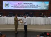 Ketua dprd provinsi gorontalo Hi. Thomas Mopili (kana) saat menerima ranperda tentang pertanggung jawaban gubernur T/A 2024