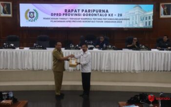Ketua dprd provinsi gorontalo Hi. Thomas Mopili (kana) saat menerima ranperda tentang pertanggung jawaban gubernur T/A 2024