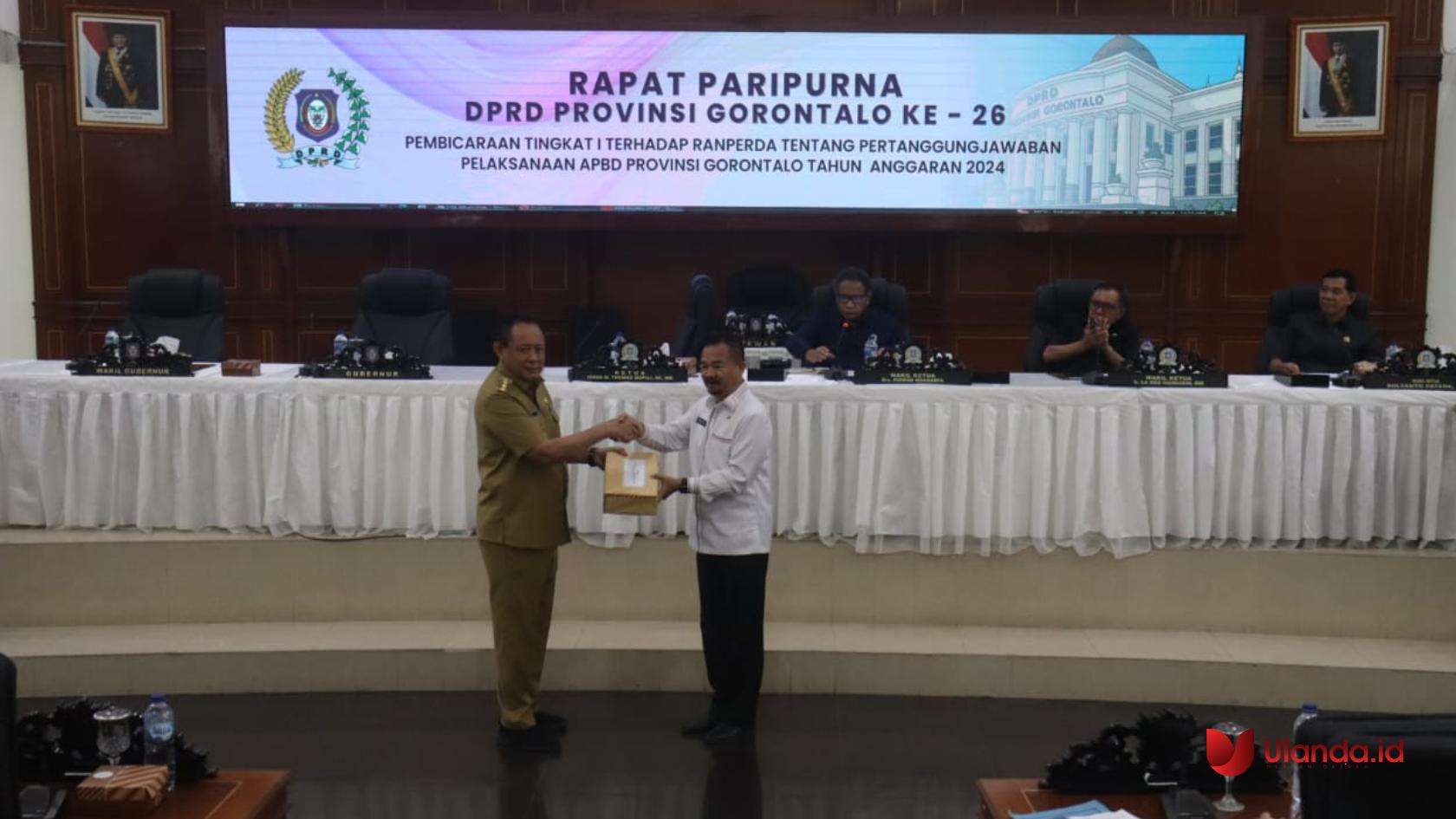 Ketua dprd provinsi gorontalo Hi. Thomas Mopili (kana) saat menerima ranperda tentang pertanggung jawaban gubernur T/A 2024