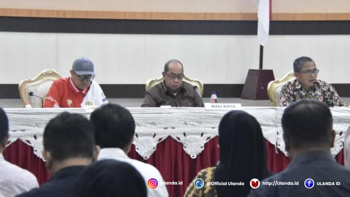 Wali Kota Gorontalo, Adhan Dambea, memimpin rapat kerja bersama seluruh pimpinan organisasi perangkat daerah (OPD) di lingkungan Pemerintah Kota Gorontalo pada Jumat, 13 Juni 2025. (fhoto:humas)