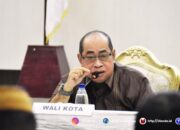 Wali Kota Gorontalo, Adhan Dambea, memimpin rapat kerja bersama seluruh pimpinan organisasi perangkat daerah (OPD) di lingkungan Pemerintah Kota Gorontalo pada Jumat, 13 Juni 2025. (fhoto:humas)