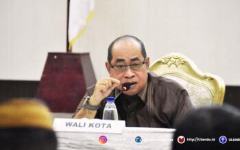 Wali Kota Gorontalo, Adhan Dambea, memimpin rapat kerja bersama seluruh pimpinan organisasi perangkat daerah (OPD) di lingkungan Pemerintah Kota Gorontalo pada Jumat, 13 Juni 2025. (fhoto:humas)