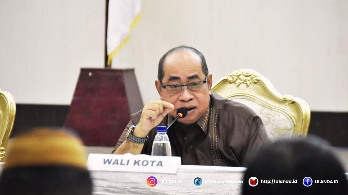 Wali Kota Gorontalo, Adhan Dambea, memimpin rapat kerja bersama seluruh pimpinan organisasi perangkat daerah (OPD) di lingkungan Pemerintah Kota Gorontalo pada Jumat, 13 Juni 2025. (fhoto:humas)