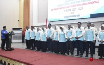 Wakil Wali Kota Gorontalo, Indra Gobel, secara resmi mengukuhkan Ketua Umum dan jajaran pengurus Komunitas Purna Bakti (KPB) Kota Gorontalo periode 2025–2028 di Bantayo Lo Yiladiya, Selasa (17/6/2025)/ fhoto.humas