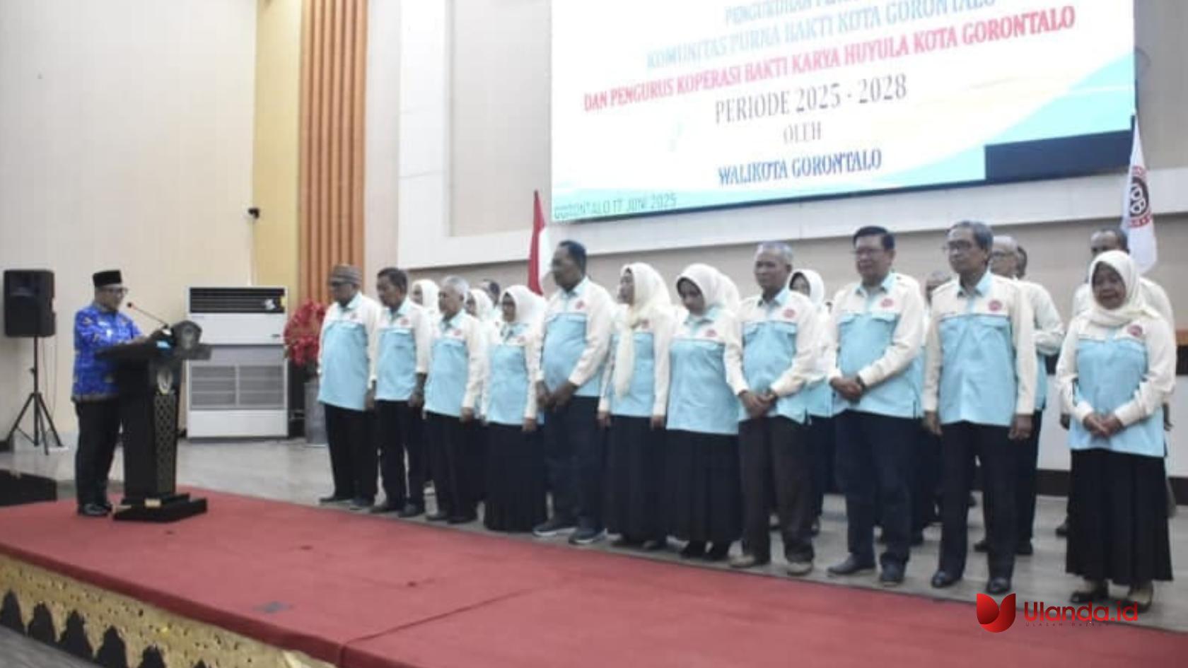 Wakil Wali Kota Gorontalo, Indra Gobel, secara resmi mengukuhkan Ketua Umum dan jajaran pengurus Komunitas Purna Bakti (KPB) Kota Gorontalo periode 2025–2028 di Bantayo Lo Yiladiya, Selasa (17/6/2025)/ fhoto.humas