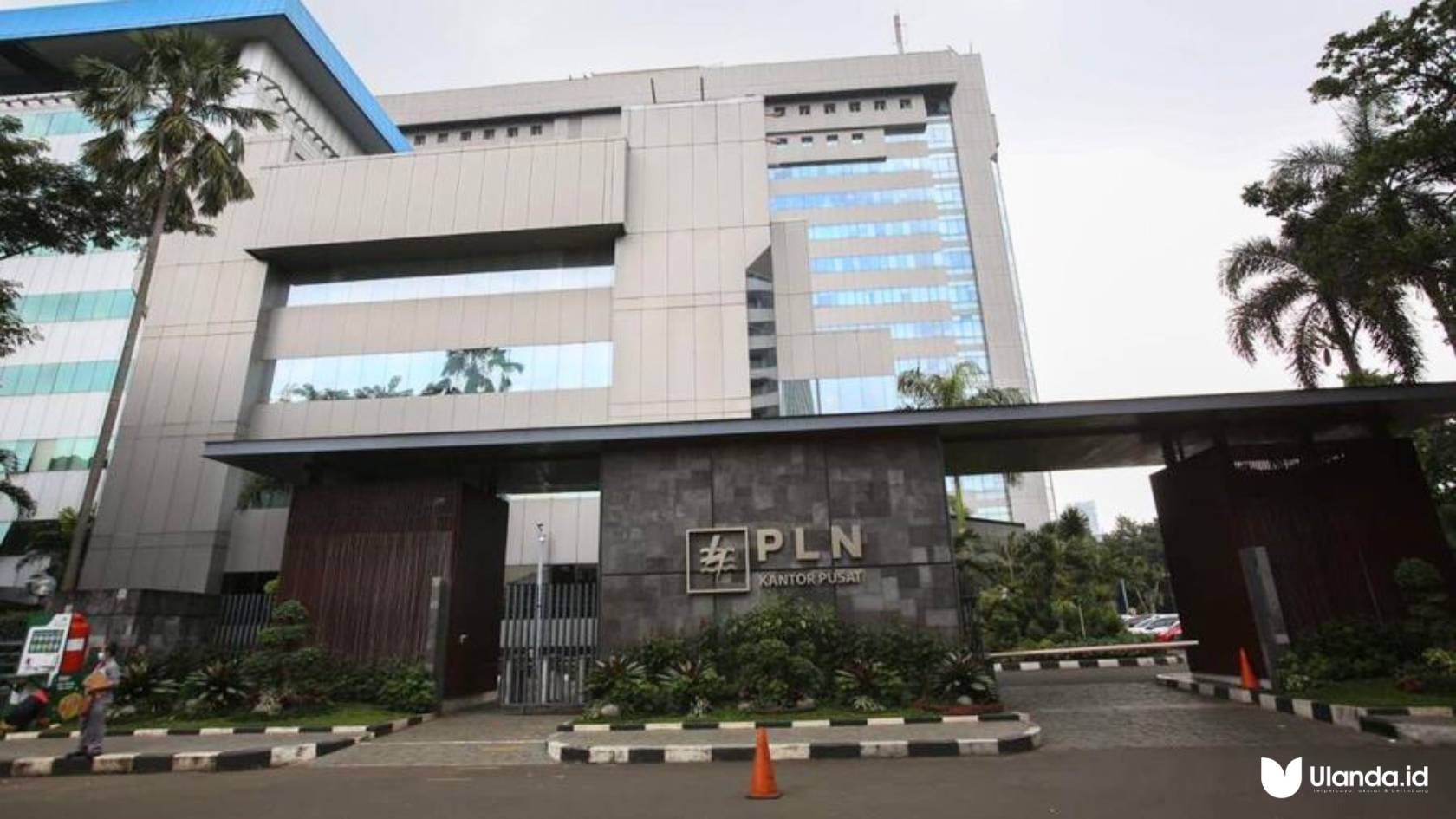 Foto: Tampilan Gedung PLN Kantor Pusat di daerah Kebayoran Baru, Jakarta Selatan. Sepanjang tahun 2024, PLN mencatatkan kinerja positif dengan mencetak pendapatan sebesar Rp545,4 triliun sekaligus menjadi rekor tertinggi dalam sejarah perseroan. Angka ini meningkat 11,9% secara year on year dibanding tahun sebelumnya dan menghasilkan laba bersih mencapai Rp17,76 triliun. (Do. PLN)