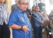 Walikota Adhan Dambea saat menerima aksi unjuk rasa di depan kantor walikota Gorontalo. Jumat, 20 juni 2025 (fhot:dok.ulanda)