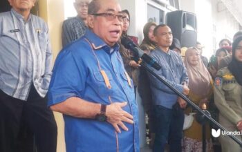 Walikota Adhan Dambea saat menerima aksi unjuk rasa di depan kantor walikota Gorontalo. Jumat, 20 juni 2025 (fhot:dok.ulanda)